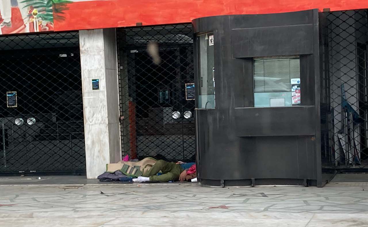 Ενας άστεγος στην είσοδο του «Αθήναιον»