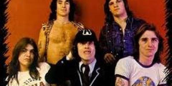 AC/DC ΕΝΑ ΒΗΜΑ ΠΡΙΝ ΤΟ ΣΤΟΥΝΤΙΟ