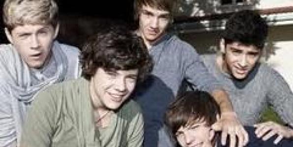 ONE DIRECTION! ΜΕ ΑΠΑΝΩΤΑ ΡΕΚΟΡ...