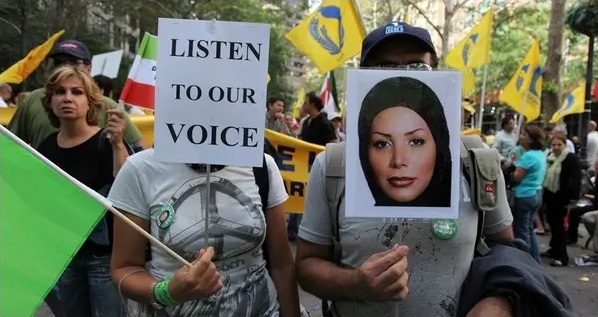 Αφιερωμένη στις δολοφονίες γυναικών στο Ιράν η «Αφύλαχτη Διάβαση»