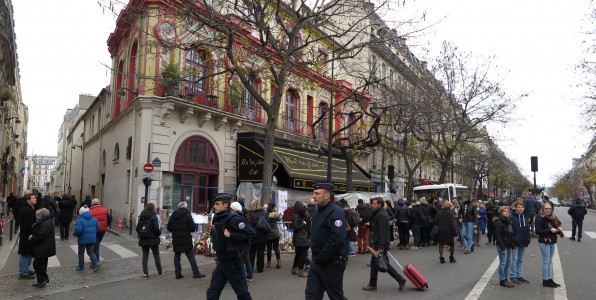 Ξανά στη σκηνή του (ποιου;) Bataclan ντυμένοι στα λευκά οι Eagles of Death Metal